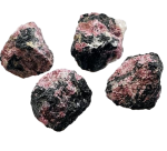 Eudialyt in Syenit ca. 3 cm